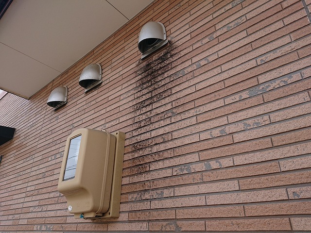 可児市で外壁の状態確認を実施、再塗装の目安であるチョーキングが発生していました